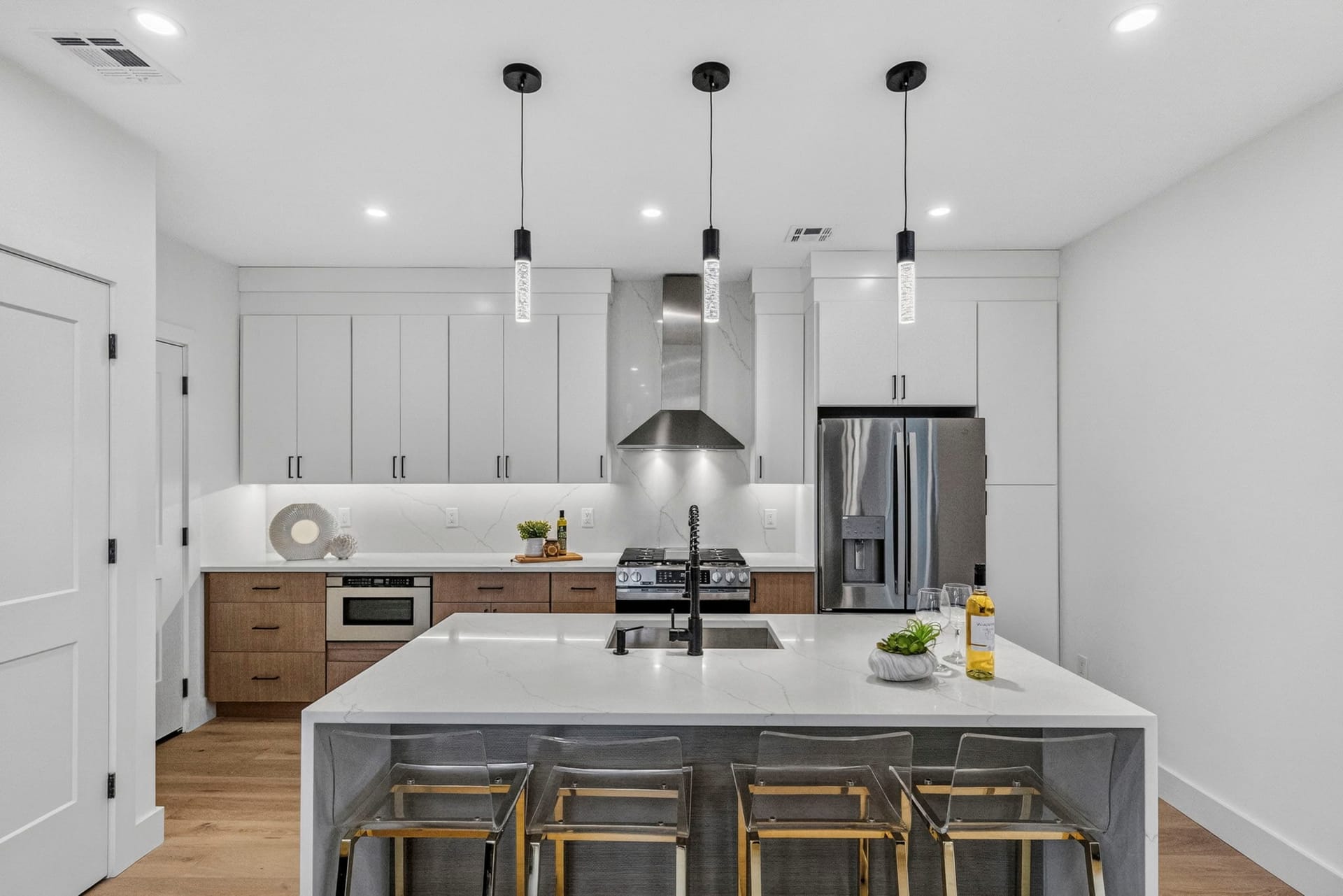 Kitchen island seating with pendant lighting